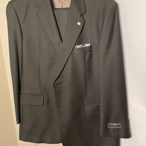 NeW Men’s SUIT with tags
